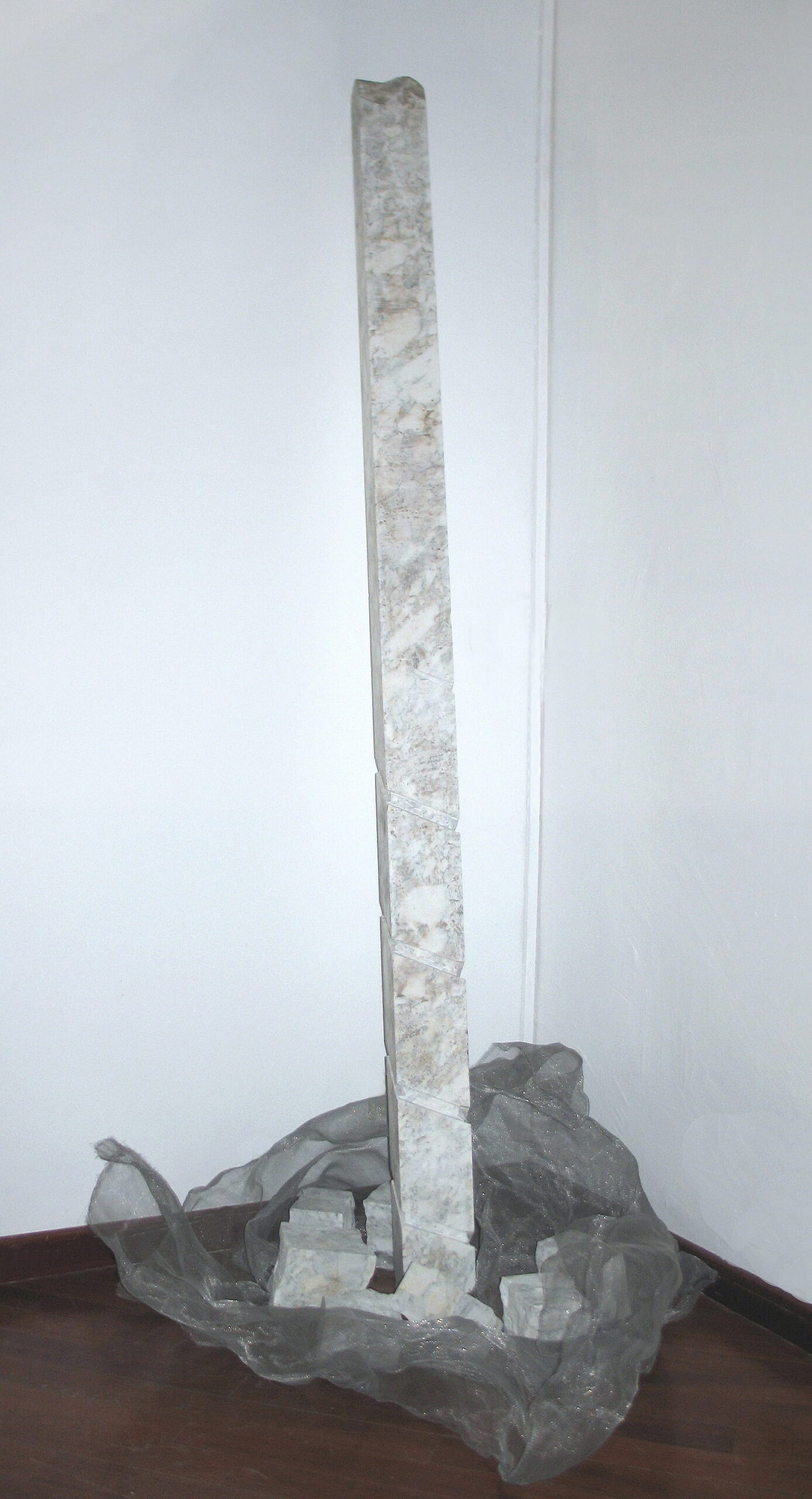 Paolo Icaro, Scolpire, 1986-2007, marmo e rete metallica, marble and wire mesh, 190x60x60 cm, ICAROSC0019