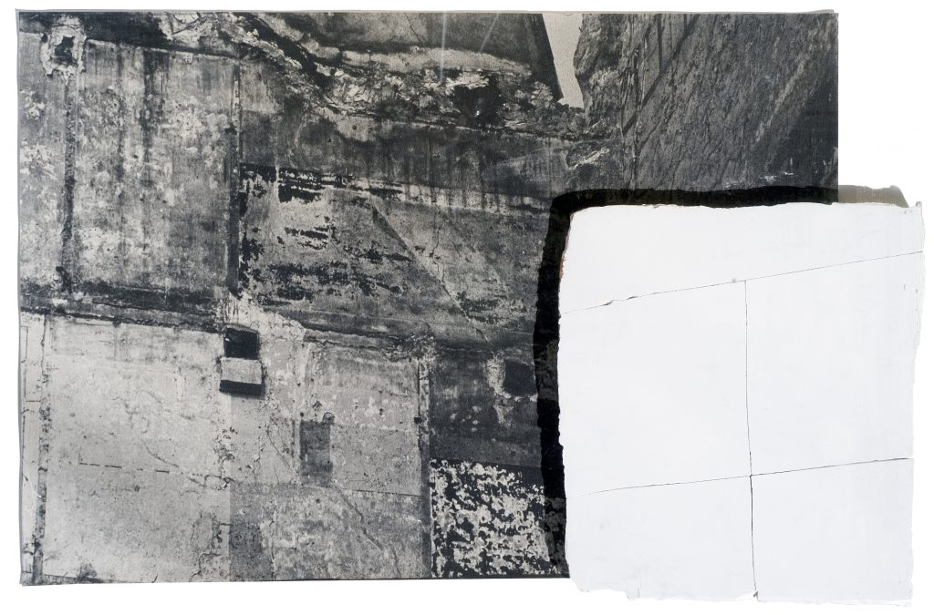 Guerzoni-Parigi-Affreschi, 1972, frammenti di gesso su stampa fotografica su tela, 48,5x73