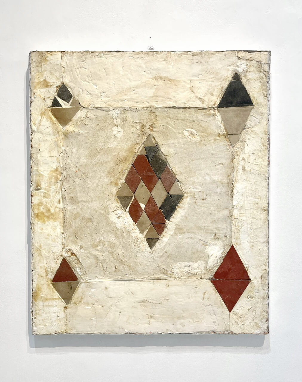 Mirco Marchelli, Lieti motivi, 2022, Cemento bianco, gesso, cementine e cera su tavola, 85 x 71 x 4 cm, MARCTM0489