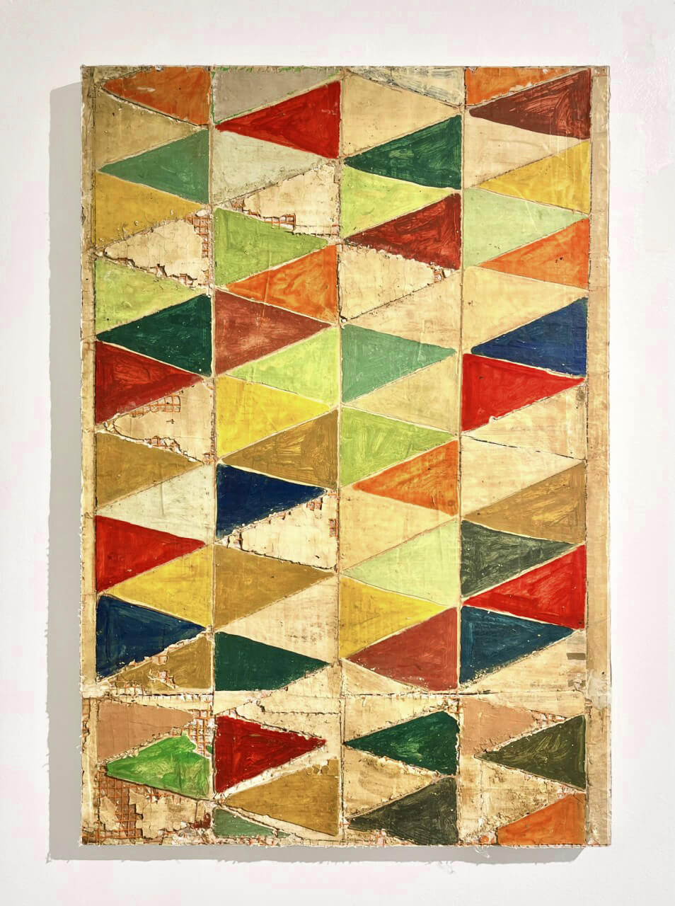 Mirco Marchelli, Al passo giusto, 2022, Gesso, fibra di vetro, pigmenti e cera su tavola, 105 x 71 x 5 cm, MARCTM0527