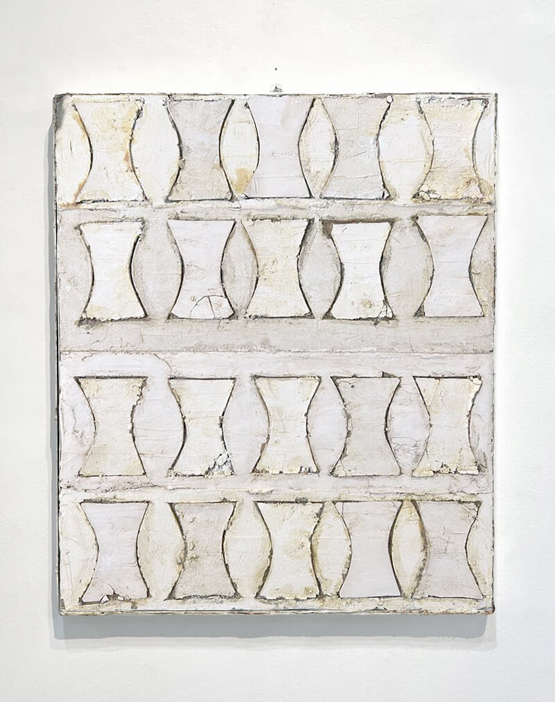 Mirco Marchelli, Bel soggetto, 2022, Cemento bianco, gesso, fibra di vetro e cera su tavola, 85 x 77 x 5 cm, MARCTM0529