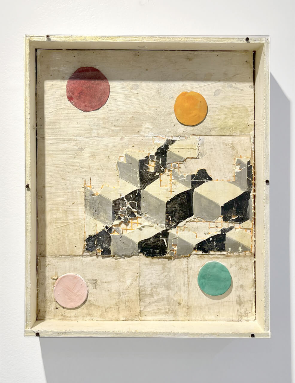 Mirco Marchelli, Lieti motivi, 2022, Gesso, fibra di vetro, stoffa, piastrelle in cotto, pigmenti, cera e plexiglass su tavola, 48 x 40 x 9 cm, MARCTM0533