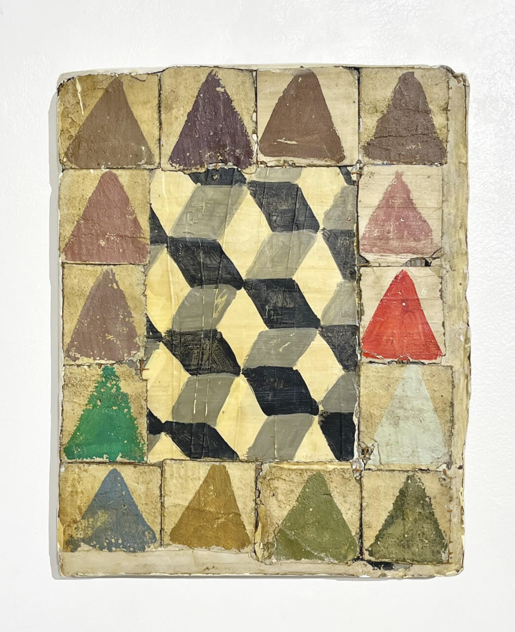 Mirco Marchelli, Rombo con l’eco, 2022, Cemento bianco, gesso, pigmenti e cera su tavola. 50 x 40 x 5 cm, MARCTM0540