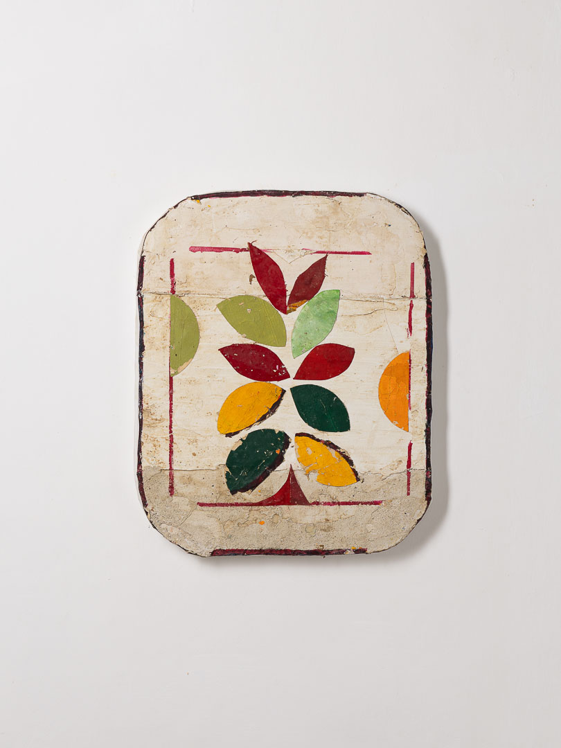 Mirco Marchelli, Amarillide, 2023, pigmenti, cera, gesso su tavola di legno, 48 x 39 x 5 cm, MARCTM0570
