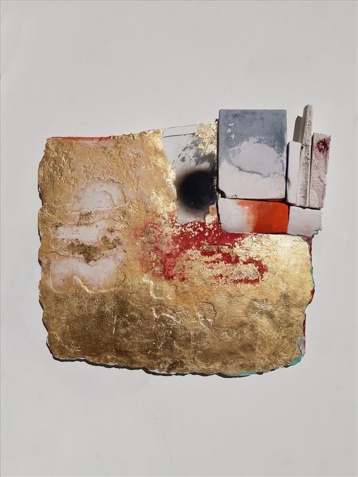 Franco Guerzoni, Ritrovamenti, 2009, scagliola, pigmenti in polvere e oro in foglia, scagliola, powdered pigments and gold leaf, 30,0 x 32,0 cm, GUETM0664