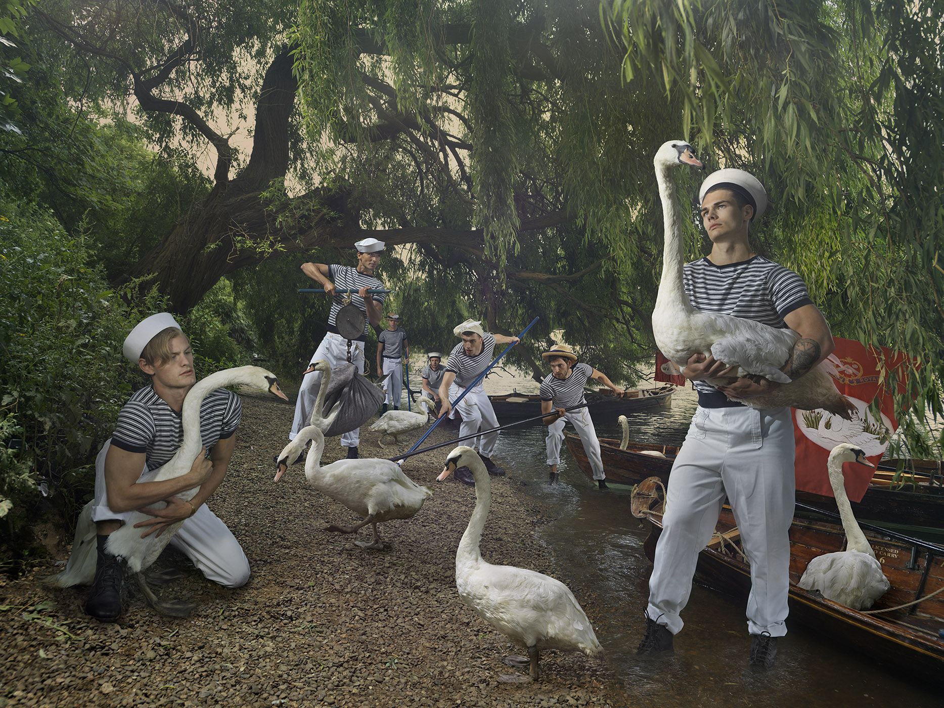 Julia Fullerton-Batten, Swan Upping (Ed. 1/7), 2018, stampa a pigmenti su carta cotone Hahnemuhle, pigment print on Hahnemuhle cotton paper, 102,0 x 137,0 cm, FULLST029