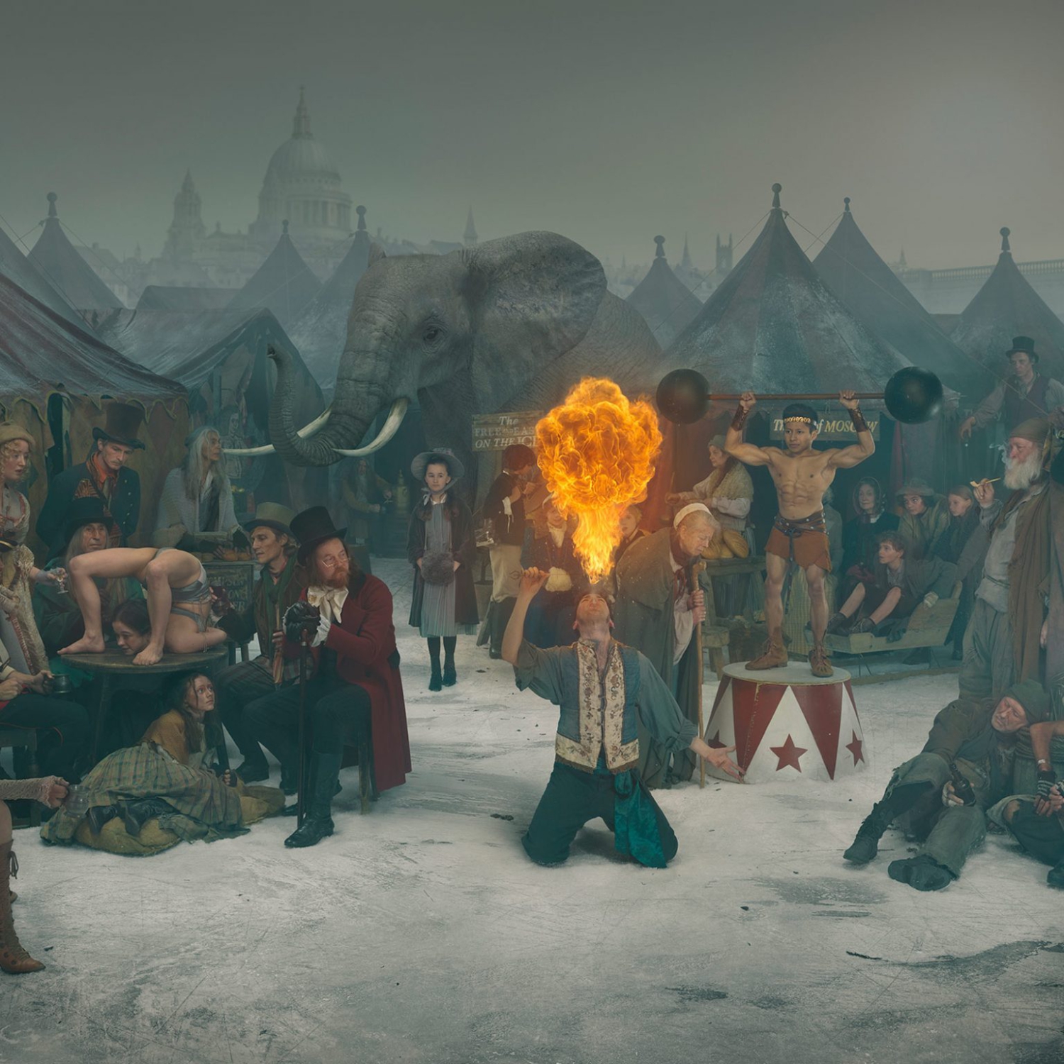 Julia Fullerton-Batten, 1814 Frost Fair, Fire Eater (Ed. 1/7), 2019, stampa a pigmenti su carta cotone Hahnemuhle, pigment print on Hahnemuhle cotton paper, 102,0 x 137,0 cm, FULLST003