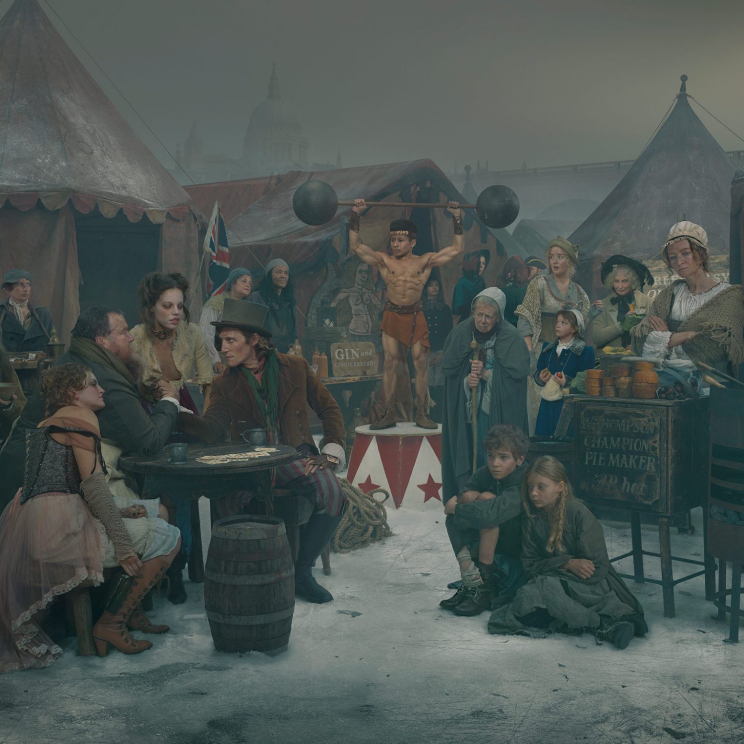 Julia Fullerton-Batten, 1814 Frost fair- Armwrestling (Ed. 2/10), 2019, stampa a pigmenti su carta cotone Hahnemuhle, pigment print on Hahnemuhle cotton paper, 76,0 x 102,0 cm, FULLST014