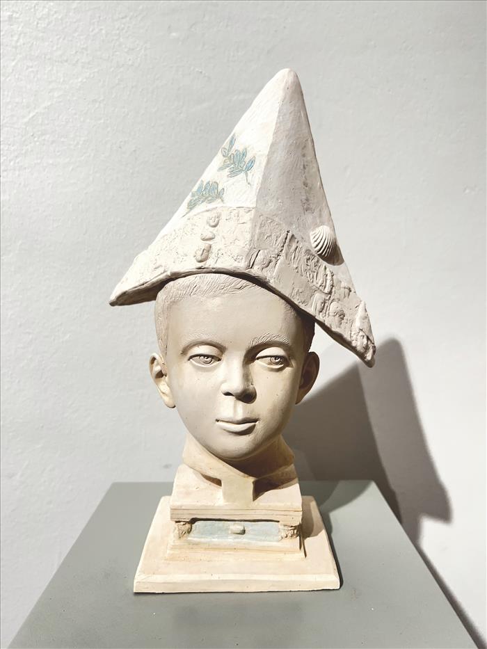 Testa con cappello - barchetta, 2023, Scultura in terracotta | THEISC010