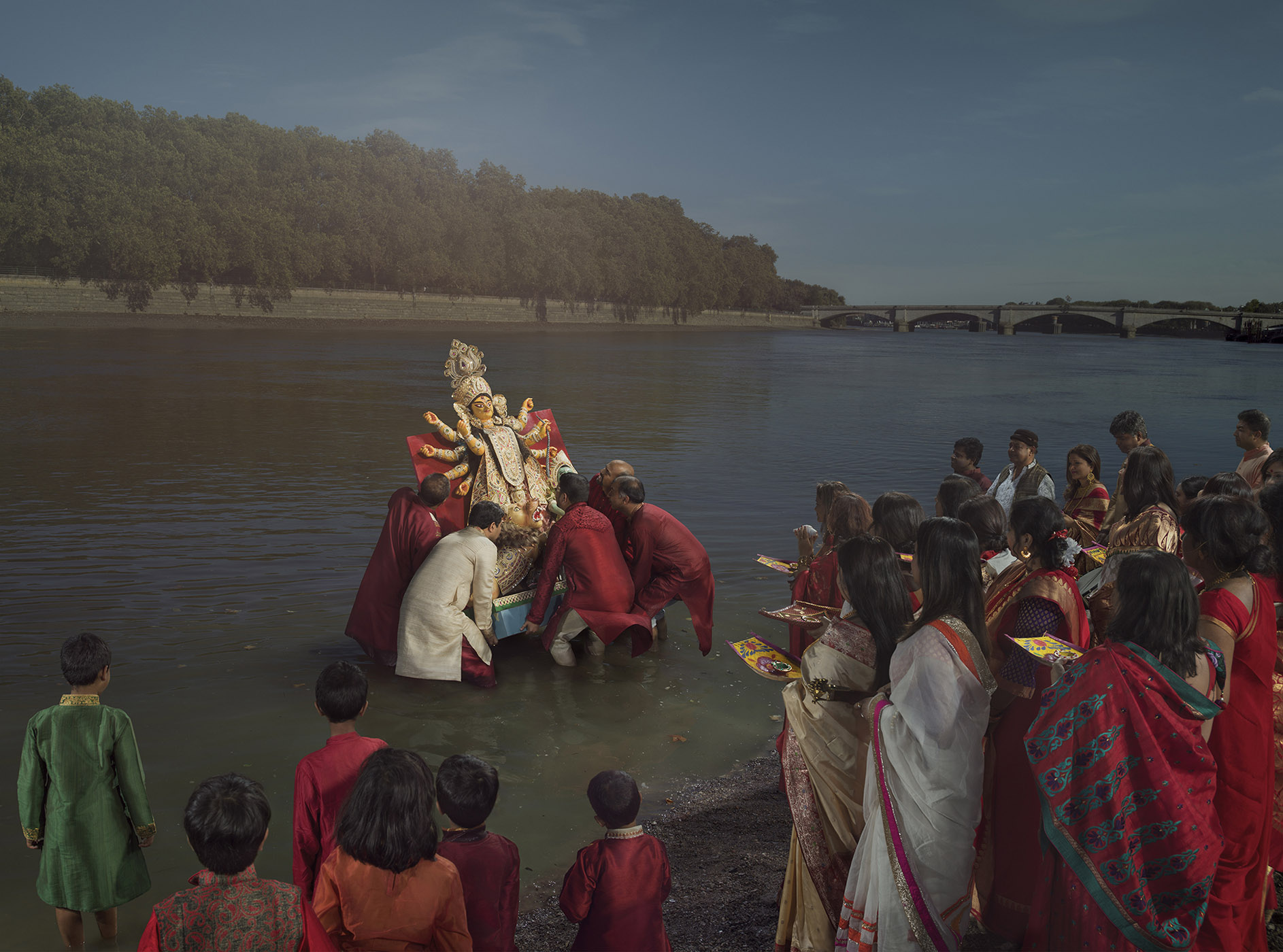 Julia Fullerton Batten, Durga Idol Immersion (Ed. 1/10), 2018, stampa a pigmenti su carta cotone Hahnemuhle, Pigment print on Hahnemuhle cotton paper, 76,0 x 102,0 cm, FULLST004