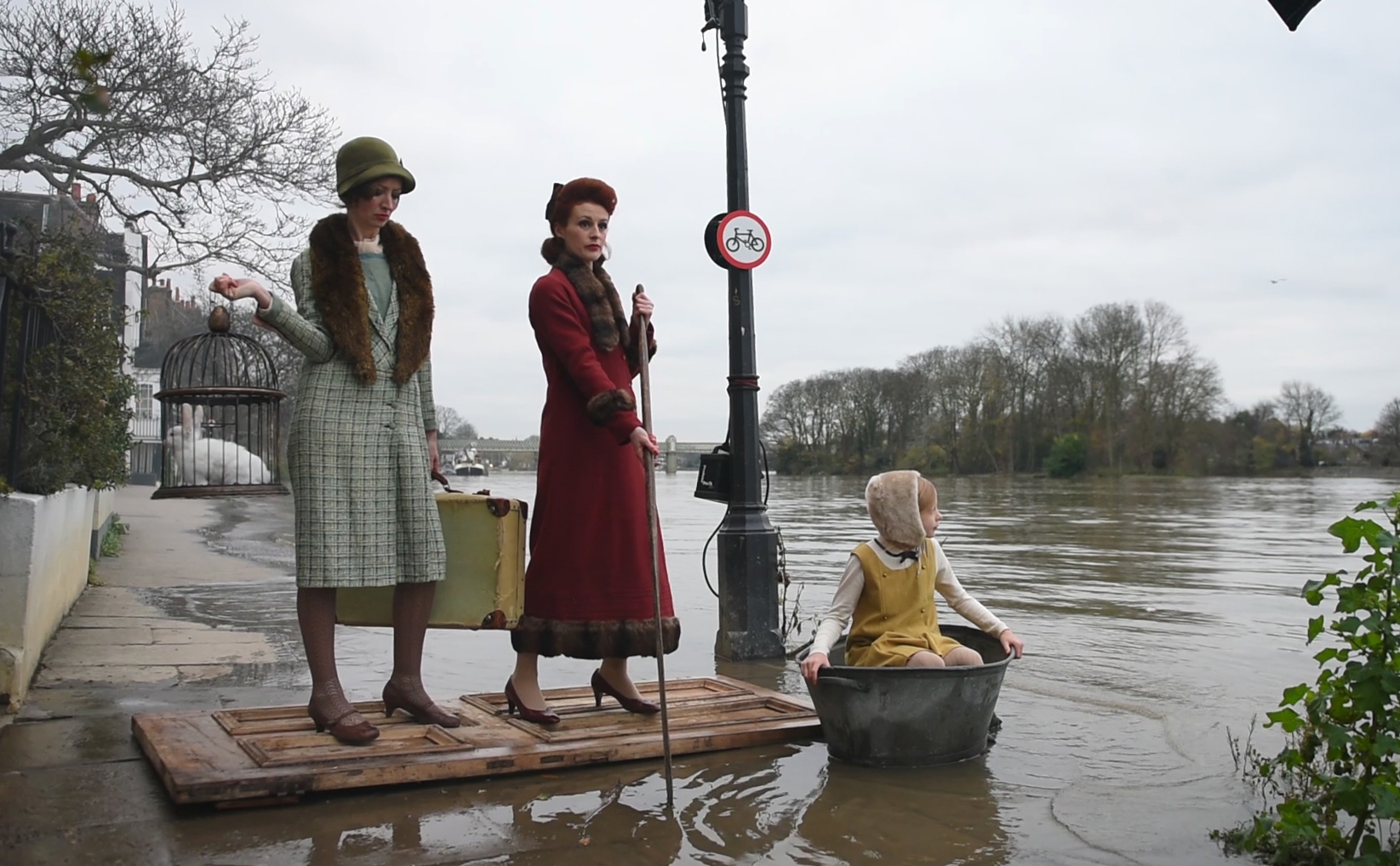 Foto backstage - Chiswick Flooding Shoot-Julia Fullerton-Batten Shoot © Genevieve Stevenson-1-144