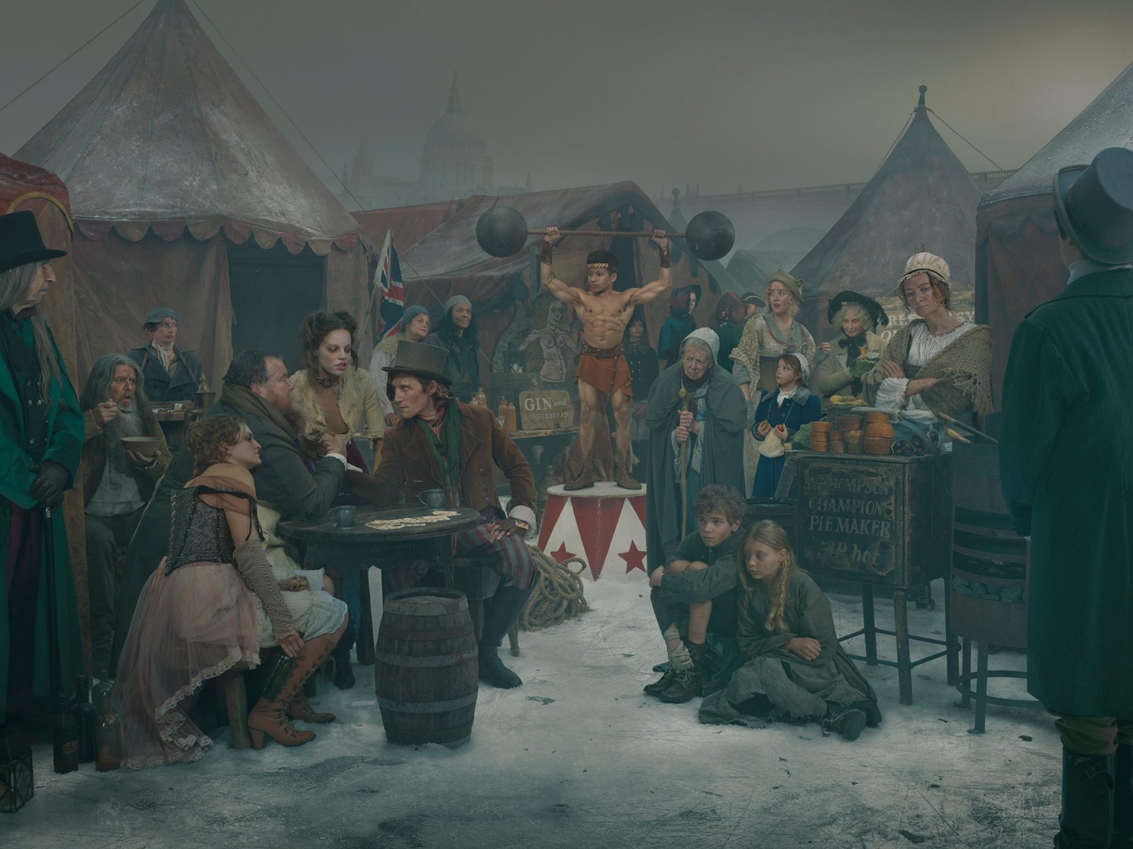 Julia Fullerton-Batten, 1814 Frost Fair - Arm-Wrestling, 2019, Stampa a pigmenti su carta cotone Hahnemühle, 102 x 137 cm