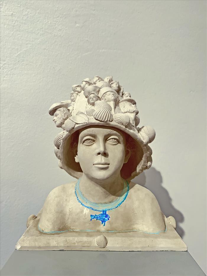 Ivan Theimer, Testa con cappello - conchiglie, 2023, scultura in terracotta, terracotta sculpture, 29,0 x 26,0 cm, THEISC008