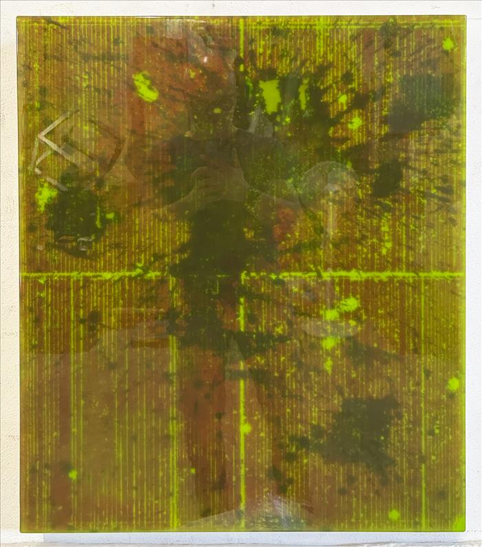 Ivan De Menis, Compressione 1194/g5, 2025, legno, tessuto, smalti, pigmenti, resina epossidica, wood, fabric, enamels, pigments, epoxy resin, 75,0 x 60,0 cm, DEMETM064