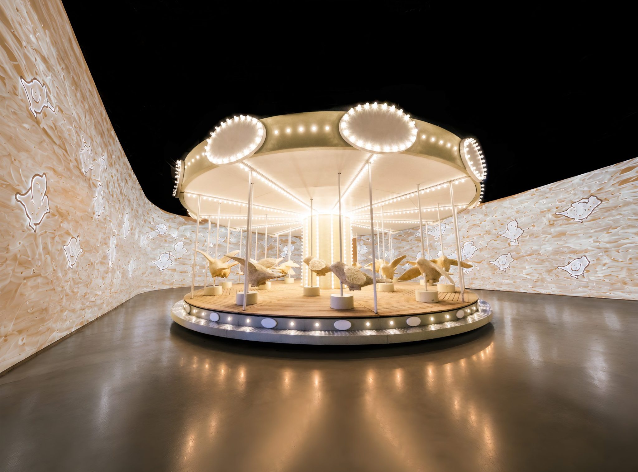 Installazione dell'opera la giostra di Nina di Valerio Berruti, Installation of the artwork La giostra di Nina (Nina's Carousel) by Valerio Berruti