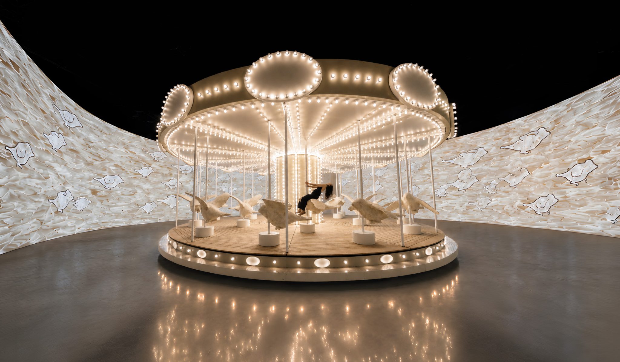 Installazione dell'opera la giostra di Nina di Valerio Berruti, Installation of the artwork La giostra di Nina (Nina's Carousel) by Valerio Berruti